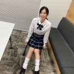 芹那、ルーズソックス履いた制服コスで生脚披露！「普通にJKなんすけど！」