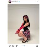 白間美瑠、大きなリボンを頭に乗せた美脚見せコーデ披露！