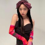 白間美瑠、大きなリボンを頭に乗せた美脚見せコーデ披露！