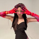 白間美瑠、大きなリボンを頭に乗せた美脚見せコーデ披露！