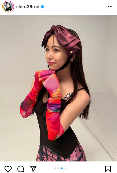 白間美瑠、大きなリボンを頭に乗せた美脚見せコーデ披露！