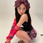 白間美瑠、大きなリボンを頭に乗せた美脚見せコーデ披露！