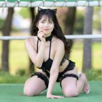 【写真特集】涼川しおり、キワドラインで悩殺するフリル付き黒水着をセクシーに着こなし＜近代麻雀水着祭2022＞