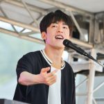 【ライブレポート】Creepy Nutsが炎天下を真夜中に変え「のびしろ」しかないステージを展開！＜LuckyFM Green Festival＞