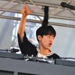 【ライブレポート】Creepy Nutsが炎天下を真夜中に変え「のびしろ」しかないステージを展開！＜LuckyFM Green Festival＞