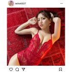 竹内星菜、大人セクシーな赤水着で映える透明美ボディ！