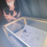 高山一実、生脚披露の黒ワンピースコーデでUSJ満喫！