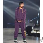 山之内すず、関コレ「FILA」ステージに全身「紫」のスポーティーなコーデで登場！＜EXIA Presents KANSAI COLLECTION 2022 A/W＞