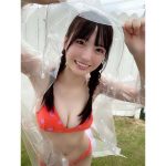 #よーよーよー・由良ゆら、レインコートから満面の笑顔見せ『ゆらゆら』！