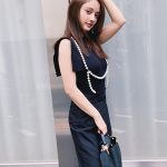 谷まりあ、ノースリのオールブラックコーデで脇チラショットに反響の声！