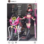 レースクイーン・瀬谷ひかる、お腹見せニーハイブーツの衣装を披露！