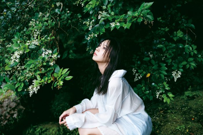 櫻坂46・小林由依、2nd写真集からしっとりと雨に濡れた髪に黄金比の横顔が際立つ美少女カットが公開