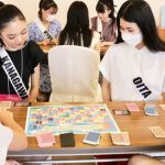 ミスユニバーシティ2022、8月の合同レッスンでミスユニバーシティ2020グランプリ難波遥が開発したSDGsすごろくを体験