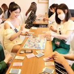 ミスユニバーシティ2022、8月の合同レッスンでミスユニバーシティ2020グランプリ難波遥が開発したSDGsすごろくを体験