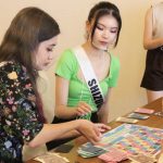 ミスユニバーシティ2022、8月の合同レッスンでミスユニバーシティ2020グランプリ難波遥が開発したSDGsすごろくを体験