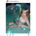 益若つばさ、水着でナイトプール満喫姿に「天使すぎる」「スタイル良すぎるし可愛すぎる」の声！