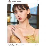 江野沢愛美、鎖骨あらわなキャミドレスでブルガリの婚約指輪を披露！