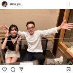 レースクイーン・新唯、田原俊彦との2ショットで太ももチラリ！