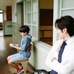 ドラマ『パンドラの果実』ディーン・フジオカ、優しい眼差しで子役を見つめるほっこりオフショットを公開