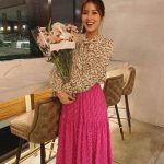 ドラマ『ユニコーンに乗って』石川恋、秋コーデ姿で笑顔のクランクアップショットを公開