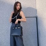 板野友美、肌見せノースリーブとパールサスペンダーの私服ショットを公開！