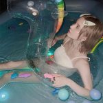 益若つばさ、水着でナイトプール満喫姿に「天使すぎる」「スタイル良すぎるし可愛すぎる」の声！