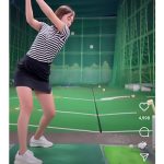 藤澤響花、タイトな超ミニスカゴルフウェアで抜群ヒップラインを披露！