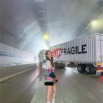 宮脇咲良、ほっそりお腹と超ミニスカで美脚を大胆披露！