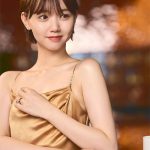 江野沢愛美、鎖骨あらわなキャミドレスでブルガリの婚約指輪を披露！