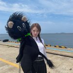 宮脇咲良、ほっそりお腹と超ミニスカで美脚を大胆披露！