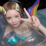 益若つばさ、水着でナイトプール満喫姿に「天使すぎる」「スタイル良すぎるし可愛すぎる」の声！