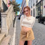 てんちむ、へそ出しピッタリニット&タイトミニで美脚あらわなショットを公開！