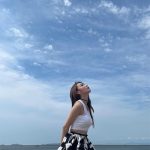 宮脇咲良、ほっそりお腹と超ミニスカで美脚を大胆披露！