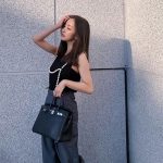 板野友美、肌見せノースリーブとパールサスペンダーの私服ショットを公開！