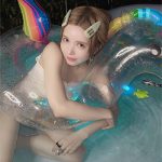 益若つばさ、水着でナイトプール満喫姿に「天使すぎる」「スタイル良すぎるし可愛すぎる」の声！