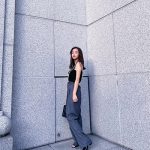 板野友美、肌見せノースリーブとパールサスペンダーの私服ショットを公開！