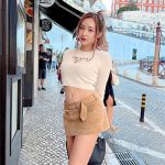 てんちむ、へそ出しピッタリニット&タイトミニで美脚あらわなショットを公開！