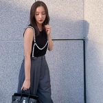 板野友美、肌見せノースリーブとパールサスペンダーの私服ショットを公開！