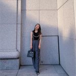 板野友美、肌見せノースリーブとパールサスペンダーの私服ショットを公開！