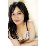 NMB48・川上千尋、透明肌際立つ白黒ビキニで美ボディお届け！＜FLASH＞