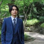 ドラマ『家庭教師のトラコ』中村蒼、しっかりとスリーピースのスーツを身に纏った福多オフショットを公開