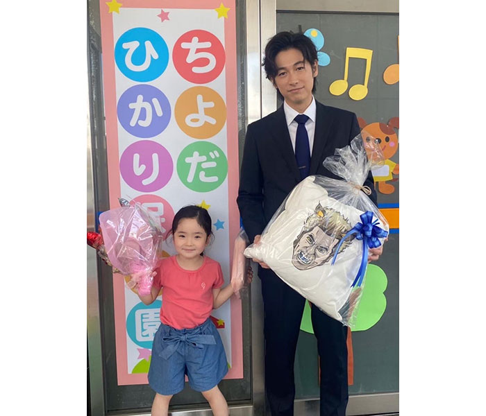 ドラマ『パンドラの果実』ディーン・フジオカ、鈴木凛子のクランクアップを隣で優しく微笑むほっこり親子ショットを公開