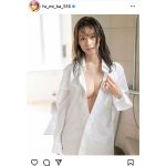 フミカ、美谷間のぞかせた彼シャツショットで悩殺！