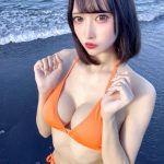 恋星める、オレンジビキニからまんまるバストを披露！