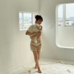 NMB48・本郷柚巴、猫と戯れる水着オフショットで癒しをお届け！