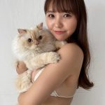 NMB48・本郷柚巴、猫と戯れる水着オフショットで癒しをお届け！