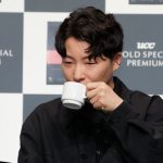 星野源「実は朝が好きなんです」、会見でコーヒー事情を明かす