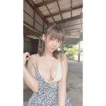 伊織もえ、肩紐はずしたワンピースから美乳ポロリ