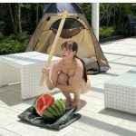 NMB48・本郷柚巴、スイカ割りやプールでリラックスする水着オフショットを公開