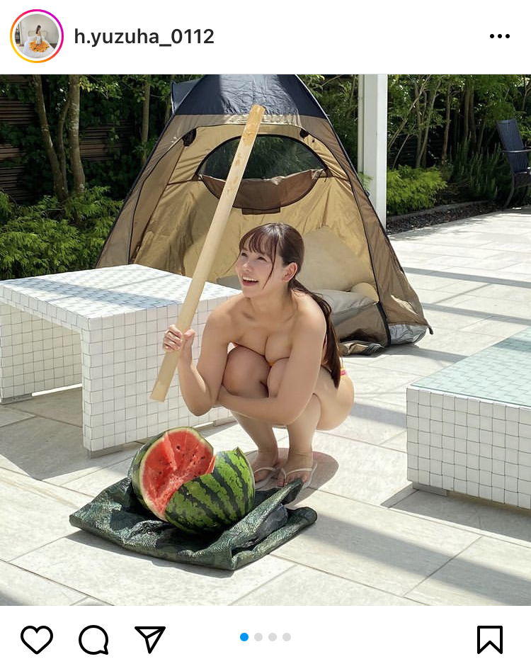 NMB48・本郷柚巴、スイカ割りやプールでリラックスする水着オフショットを公開